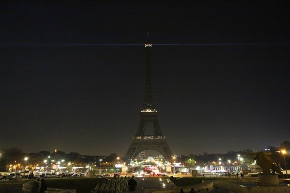 Ні геноциду в Сирії: Франція погасила вогні Ейфелевої вежі - фото 3