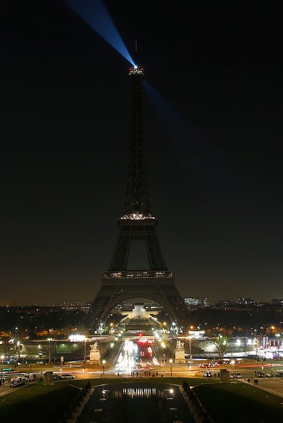 Ні геноциду в Сирії: Франція погасила вогні Ейфелевої вежі - фото 6