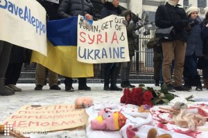 Devant l'ambassade de Russie à Kyiv, les manifestants exigent d'arrêter les bombardements d'Alep