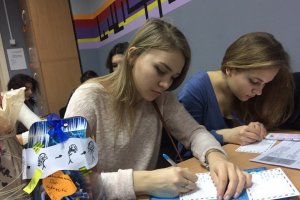 Les futurs journalistes écrivent des lettres aux prisonniers politiques