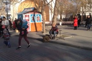 Un musicien de rue à Sébastopol joue de la musique ukrainienne