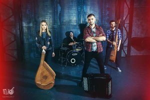 Les musiciens ukrainiens ont joué la bande originale de «Sherlock» à l'aide du bandura et de l'accordéon