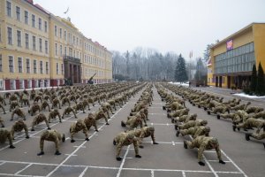 PushUpChallenge récord mostraron 700 cadetes y oficiales y la Academia de Sahaidachny (Video)