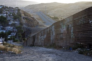 У США комітет з нацбезпеки затвердив $10 мільярдів на стіну з Мексикою - ЗМІ