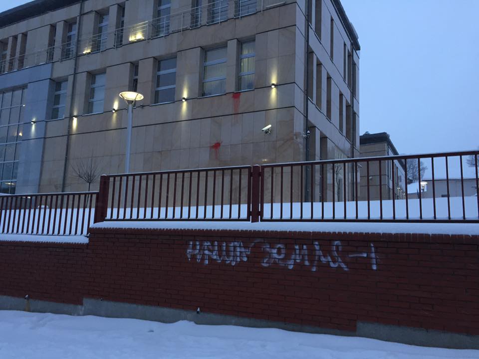 Вандалы сделали надписи на заборе генконсульства Польши во Львове