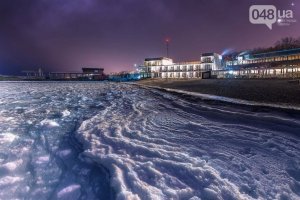 Les habitants d'Odessa ont montré la mer de nuit enveloppée de glace