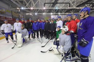 El viceprimer ministro Kyrylenko visita la sesión de entrenamiento abierta del equipo de hockey de Ucrania
