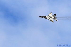 Los cazas vuelan en el cielo sobre Vasylkiv