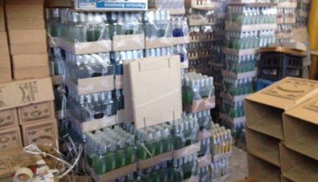 Полиция разоблачила подпольный цех, где разливали водку "известных брендов" Полиция разоблачила подпольный цех, где разливали водку "известных брендов"