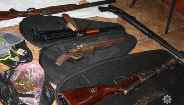 В Запорожской области полиция изъяла арсенал оружия В Запорожской области полиция изъяла арсенал оружия
