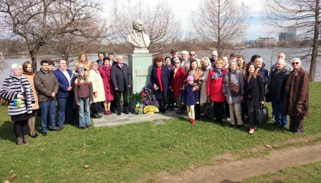 У Бухаресті приєдналися до Всесвітнього флешмобу #GlobalShevchenko У Бухаресті приєдналися до Всесвітнього флешмобу #GlobalShevchenko