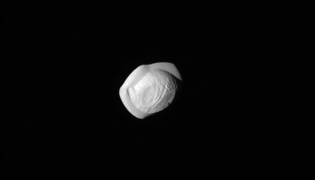 NASA показало супутник Сатурна, схожий на пельмень NASA показало супутник Сатурна, схожий на пельмень