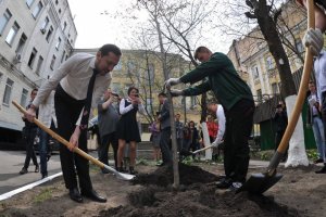 2,500 cherry blossoms for Ukraine: Ambassador of Japan plants tree in Ukrinform agency’s yard