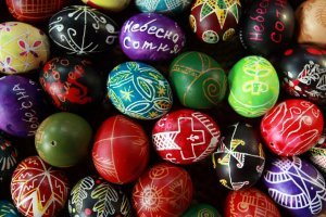 Великдень на порозі, сестрички "кіборга" і тріумф українців на ринзі – фото тижня