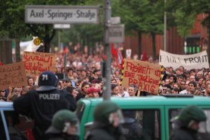 Першотравень у світі: кому танці, кому бійка з поліцією