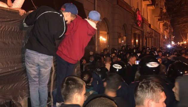 Поранення ветерана АТО: у Полтаві мітинг рушив від мерії до поліції Поранення ветерана АТО: у Полтаві мітинг рушив від мерії до поліції