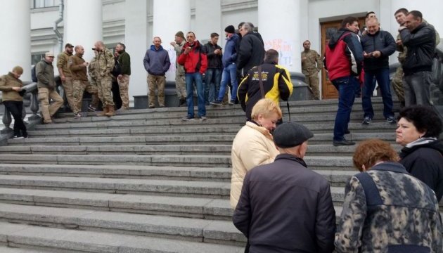 У Полтаві активісти заблокували міськраду У Полтаві активісти заблокували міськраду