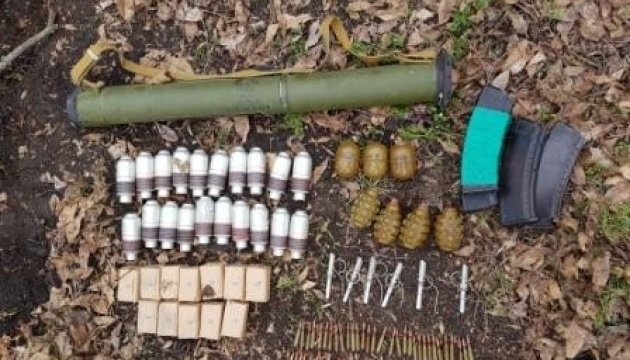 На Дніпропетровщині виявили схованки зі зброєю та боєприпасами На Дніпропетровщині виявили схованки зі зброєю та боєприпасами
