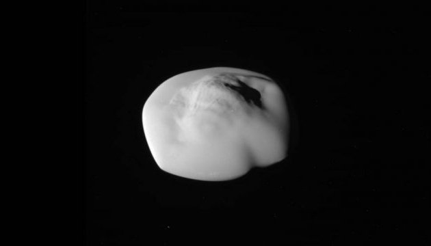 NASA показало супутник Сатурна