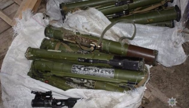 Житель Запоріжжя добровільно здав поліцейським 15 гранатометів Житель Запоріжжя добровільно здав поліцейським 15 гранатометів