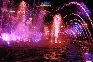 Auf Unabhängigkeitsplatz Musikspringbrunnen mit Beleuchtung eröffnet