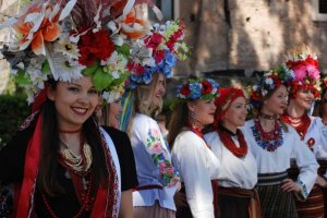 Les femmes ukrainiennes en chemises brodées ont coloré les rues de Rome (photos)