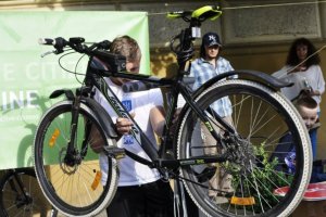 Un écolier de Tchernivtsi a ouvert une station de réparation des vélos