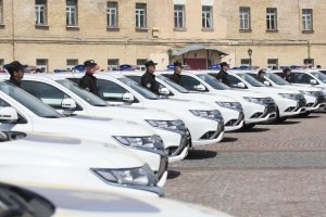 Мрія перфекціоніста: на презентації гібридних Mitsubishi влаштували світлове шоу