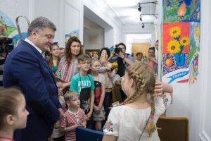 Президент познайомився з дітьми, малюнки яких прикрасять стіни АП