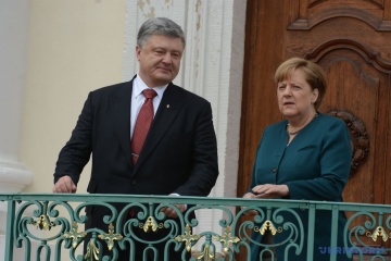 Порошенко обговорив із Меркель "Мінськ" та звільнення заручників