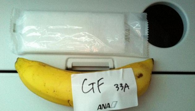Пасажиру видали банан як спецхарчування під час 9-годинного перельоту