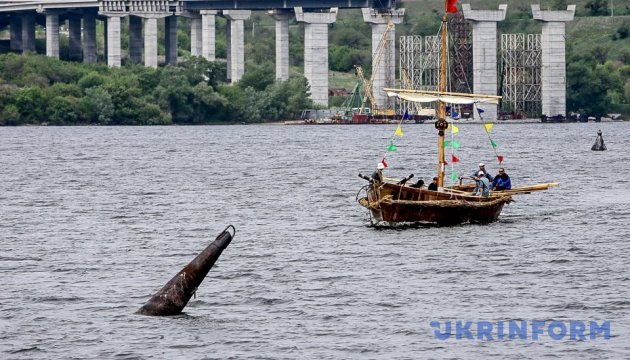 Прокататися Дніпром на козацькому човні пропонують у Запоріжжі Прокататися Дніпром на козацькому човні пропонують у Запоріжжі