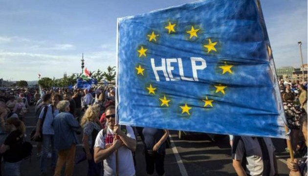 Тисячі людей вийшли на марш протесту в Будапешті Тисячі людей вийшли на марш протесту в Будапешті