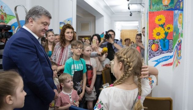 Президент познакомился с детьми, рисунки которых украсят стены АП Президент познакомился с детьми, рисунки которых украсят стены АП