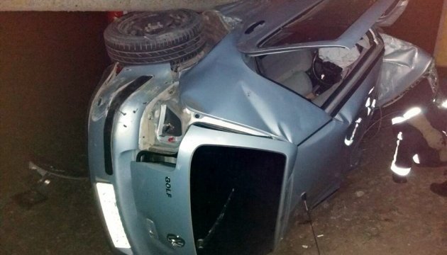 На Миколаївщині Volkswagen влетів у стовп, двоє загиблих На Миколаївщині Volkswagen влетів у стовп, двоє загиблих
