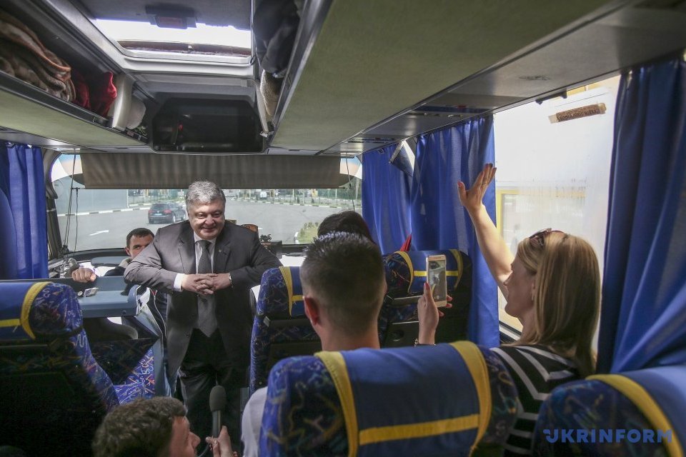 Порошенко поспілкувався із пасажирами автобуса на пункті пропуску "Ягодин"/ Фото: Михайла Марківа
