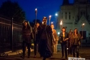 A Loutsk on pourra se promener à la lumière des torches