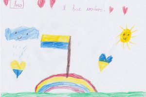 Les enfants venus de pays différents dessinent pour soutenir les otages politiques ukrainiens