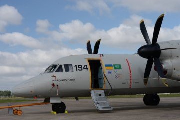 Порошенко поблагодарил экипаж Ан-132 за выступление на Paris Air Show