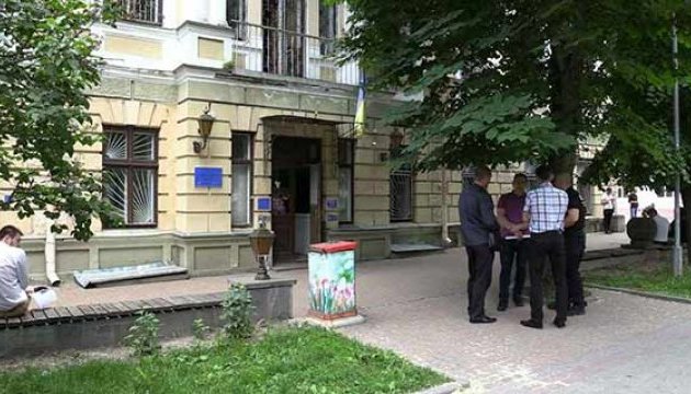 Стрілянина на Вінниччині: суд відправив 45 "тітушок" під варту Стрілянина на Вінниччині: суд відправив 45 "тітушок" під варту