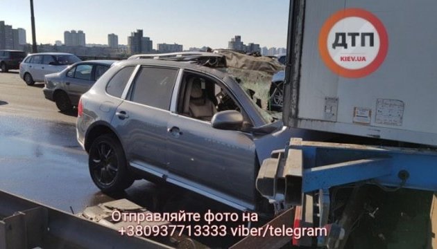 На мосту Патона Porshe в'їхав у фуру: загинув водій, рух перекрили На мосту Патона Porshe в'їхав у фуру: загинув водій, рух перекрили