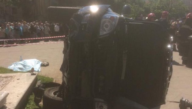 Во Львове Land Cruiser въехал в толпу: погибла женщина Во Львове Land Cruiser въехал в толпу: погибла женщина