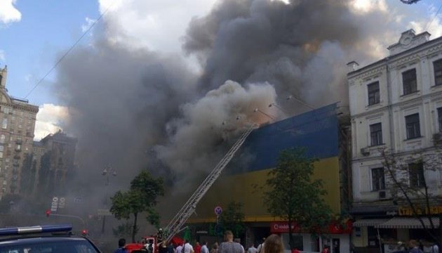 En Kyiv se ha producido un incendio de la antigua tienda central de comestibles (Foto) En Kyiv se ha producido un incendio de la antigua tienda central de comestibles (Foto)