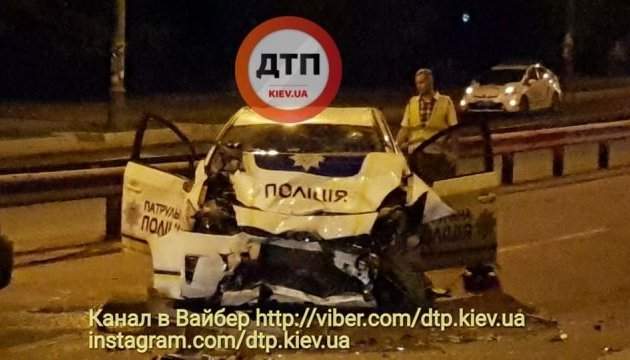 Нічна погоня у Києві: BMW спровокував аварію, поліцейське авто розбито вщент Нічна погоня у Києві: BMW спровокував аварію, поліцейське авто розбито вщент