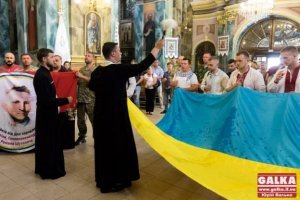 Освячені у Івано-Франківську прапори направляються на Схід