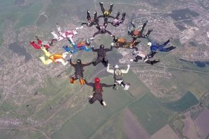 Establecen un récord de paracaidismo en el cielo sobre Járkiv