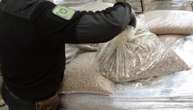Мешканець Львівщини намагався вивезти до Чехії понад 100 кг бурштину Мешканець Львівщини намагався вивезти до Чехії понад 100 кг бурштину