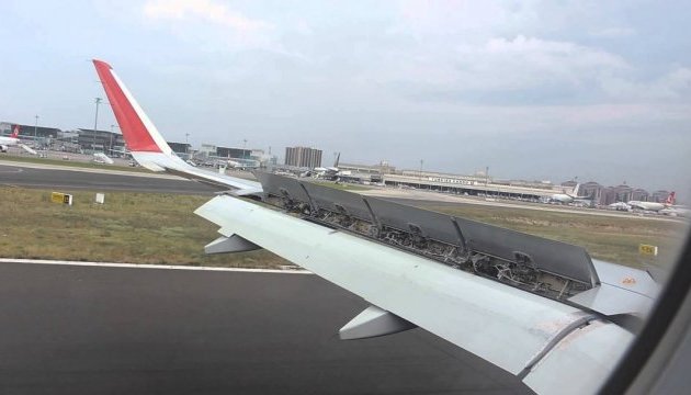 В аеропорту Стамбула зіткнулися два пасажирські літаки - ЗМІ В аеропорту Стамбула зіткнулися два пасажирські літаки - ЗМІ