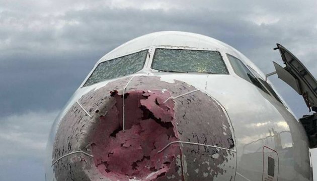 El presidente galardona con la orden al piloto, Oleksandr Akopov, que salvó las vidas de los pasajeros en Estambul El presidente galardona con la orden al piloto, Oleksandr Akopov, que salvó las vidas de los pasajeros en Estambul