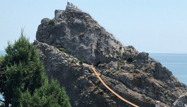 В Симеизе сломался только что построенный мост между крутыми скалами В Симеизе сломался только что построенный мост между крутыми скалами